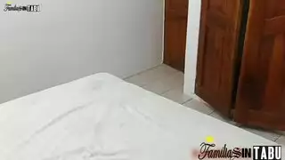 جماع سري: الزوجة تئن بصوت عال بينما يملأ المدير مهبلها