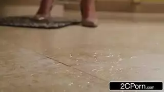 علاقة ثلاثية إباحية: مص الأثداء وجنس كلبي قاسي