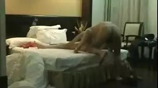 عارضة شابة تخلع الزي لعرض جنسي صريح