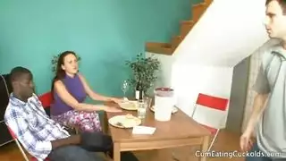 تقفل علا زب زوجها الديوث لتناك من عشيقها