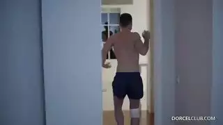 ممرضة مطيعة تنفذ كل أوامر الشرج في مشهد إباحي