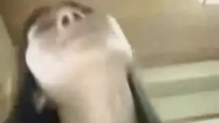 فتاة آسيوية بثديين طبيعيين ضخمين في مشهد إباحي عنيف