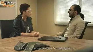 تشارلي ينيك زوجته امام الجميع