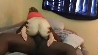 الفاتنة الشاحبة تأخذ عمودًا أسودًا ضخمًا في فتحتها المبللة المتسعة