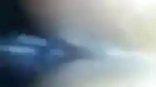 قضيبان لملكة سمراء واحدة: تمص واحدًا وتركب قضيبًا سمينًا بقوة