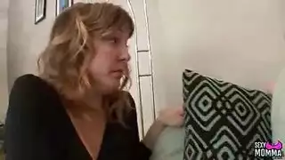 الأم تفحص بنتها الصغيرة غشاء البكارة وتلحسلها كسها الصغير الوردي