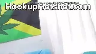 تختنق بالقضيب حتى يغطي السائل المنوي وجهها