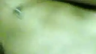 ربة منزل إندونيسية تشتهي الجنس تمارس مع غريب بينما زوجها في العمل