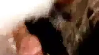 فتاة مغرية تدخن وتخلع حمالة صدر من الدانتيل وتداعب فرجها الرطب