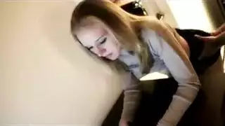 شقراء صغيرة الحجم تُهيمن ثم تركب قضيبه