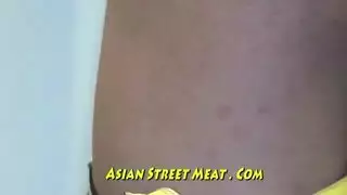 عاهرة الشارع: فتاة آسيوية تأخذ قضيباً في الأماكن العامة