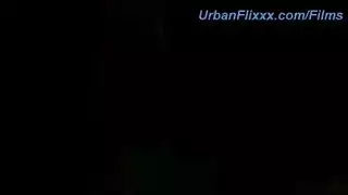 مادي روز كبيرة الثدي تنزل على ركبتيها لضربات كلابية قاسية