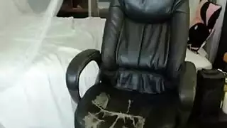 جلسة نيك على الأريكة: صديقة آسيوية تمارس جنس فميّ مكثف