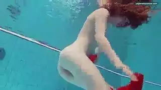 إباحية ثلاثية على واحد: فتيات تأخذ قضيبًا سميكًا في كل حفرة