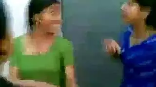 فتيات صغيرات في فريق مزدوج: أكل المهبل يؤدي إلى جنس إكس إكس إكس