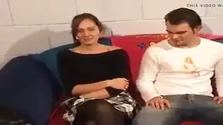 كرمان وكارولا يغريان شاباً محظوظاً بمغازلة مزدوجة