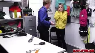 نبك من ضابط امن تسرق