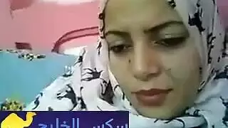 مصرية تقلع هدومها و تعرض جسمها