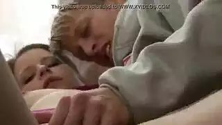 العاهرات النشيطات يتم fuck حناجرهن في مشهد قاس علني