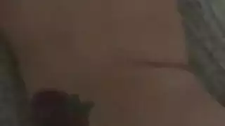 فتاة آسيوية مع الأفكار القذرة في ذهنها يحب ركوب الديك، حتى تعاني من النشوة الجنسية