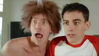 امرأة سمراء ناضجة تأخذ شاباً إلى السرير