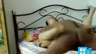 المتزوجون الجدد المتبادلون يتناوبون على رجل فضي أنيق