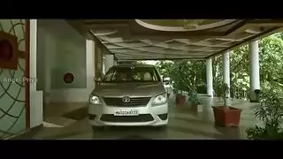 شقراء ساخنة تتوسل لقضيب سميك في فتحتها المبتلة، تئن عند القذف