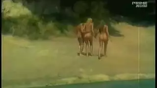 نيك جماعي على شاطئ عراة: جنس جماعي عنيف بجانب البحر الإيطالي