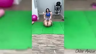 خيال الفتاة العربية سارة حول الاختراق المزدوج مع السيدة كلوي وحزامها الضخم