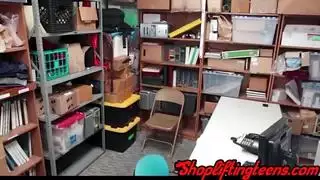 فتاة عربية مراهقة تعمل في محل تبلع قضيبًا وتأخذ قذفًا على وجهها