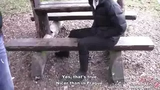 سمراء ممتلئة الجسم تأخذ قضيبًا ضخمًا بعمق في مهبلها الضيق