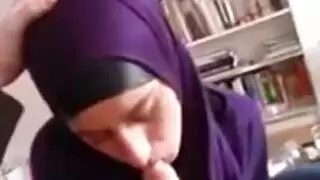 مشهد مثير: فتاة محجبة تتعمق في مص زب صلب وتقوم بإثارته