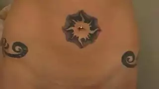 ضرب على الأريكة: فتاة صغيرة تمتلئ بقضيب أسود سميك