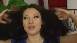 آسا أكيرا تئن بصوت عال أثناء الجنس المكثف