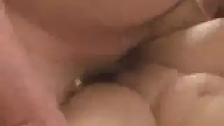 شقراء كبيرة المؤخرة تبلع زب ثم تأخذه في دبرها
