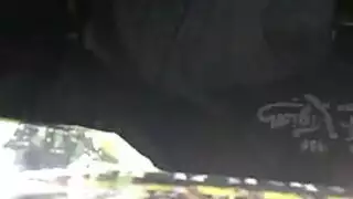 مراهقون نحيلون يداعبون أعضاء بعضهم البعض بعنف