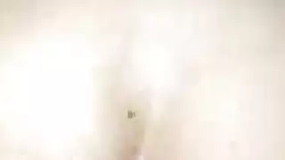 آنا العاهرة تنحني فوق السيارة لجنس عنيف
