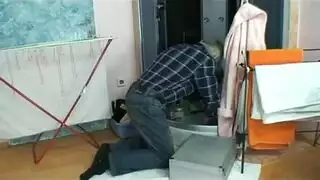 خيال محارم: رجل أصلع يضرب ابنته في غرفة النوم الخاصة