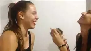 فتاتان مثليتان مثيرتان في إباحية قوية وشغوبة