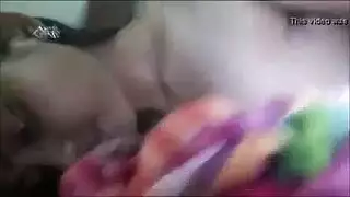 مستمنية ذات خبرة ترتدي نظارات تمارس الجنس مع كسها بنفسها