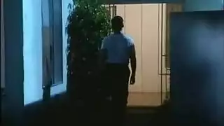 فتاة سمراء نحيفة تتعرض للإيلاج الشديد ببظرها وفتحتها