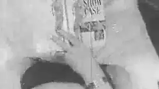 جنس سري في المطبخ مع قضيب متلصص