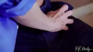 بنت تمص صدر حبيبها