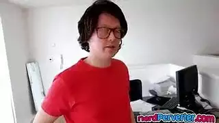 عاهرة شقراء نحيلة في جوارب تتعرض لعملية جماع جماعي في مكان مهجور