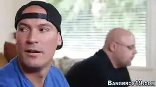 بداية شرجية لمراهقة: صديقة تعلم الأخرى كيف تأخذه في المؤخرة