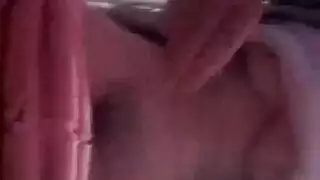 عاهرة مراهقة عربية تحب أن تمتلئ فتحاتها الضيقة