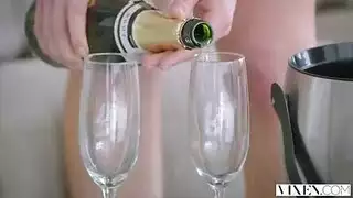 يدخل اصبعه بقوة