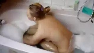 اختي تستحم فاادخل عليها