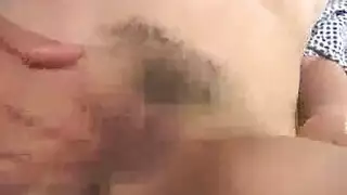 عاهرة آسيوية أكبر سناً تعرض فرجها المتقطر وهي تختنق بالقضيب الكبير