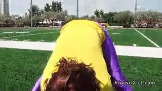 بورن مبلل في المرحاض: لسان يمارس الجنس مع الكس وإصبع في شرج ضيق